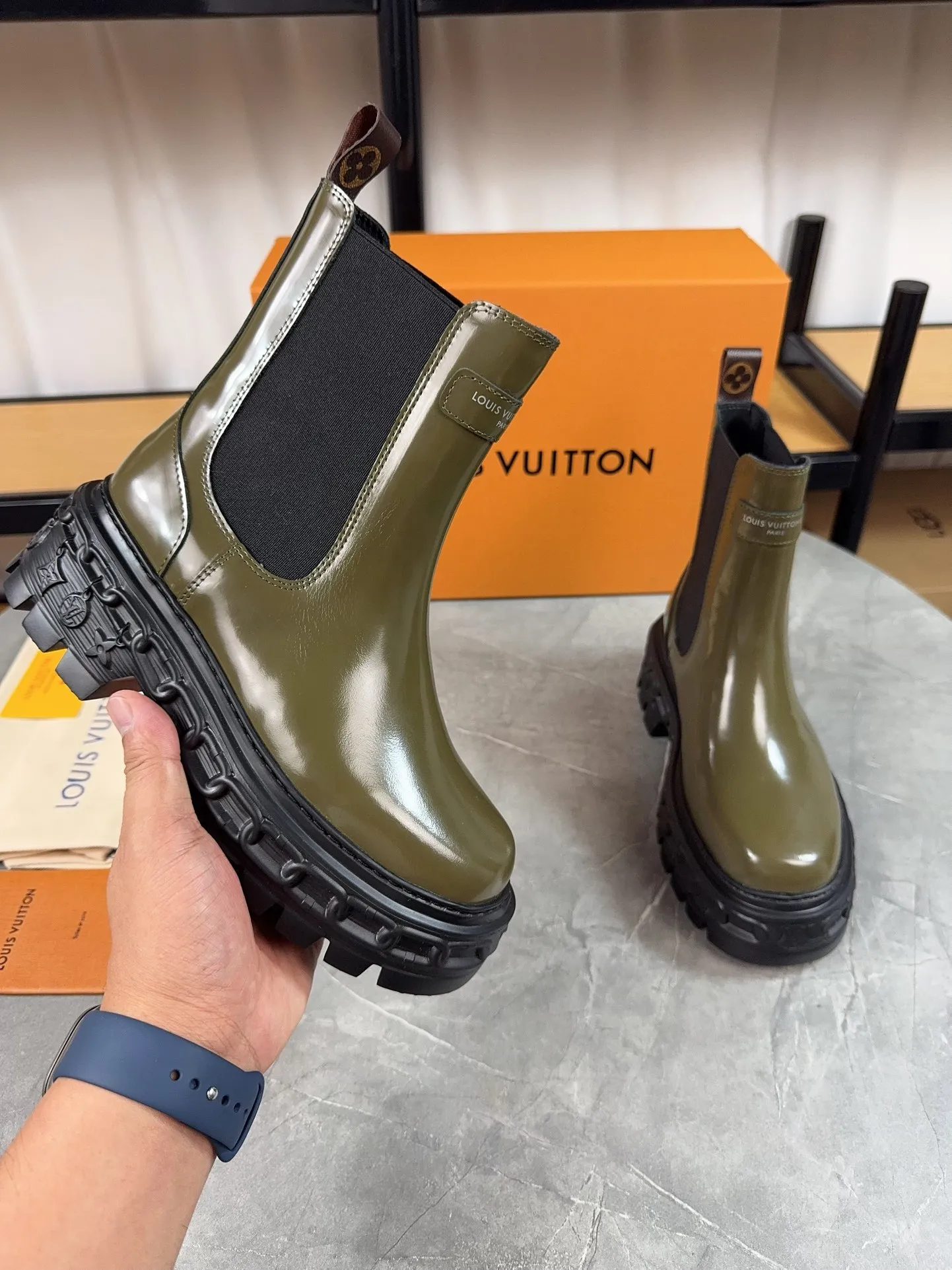 Men's shoes 💰700💰 Louis vuitton's new short boots; beautiful lines and no bloat, original first-layer cowhide combined with high mercerized frosted cowhide, thin-strap motorcycle boots are easy to put on and take off, without contrast (to isolate the cold winter) ❶ Upper: original open-edge beaded cowhide ❷ Inner: cowhide ❸ Foot pads: cowhide leather ❹ Outsole: original wear-resistant and non-slip raw rubber sole ❺Sole height: 6cn ❻Packaging: Original LV special box ❼Number: 34-41 (34/41 customization is not returnable) Boot height 6 inches ☀Color: (black military green)